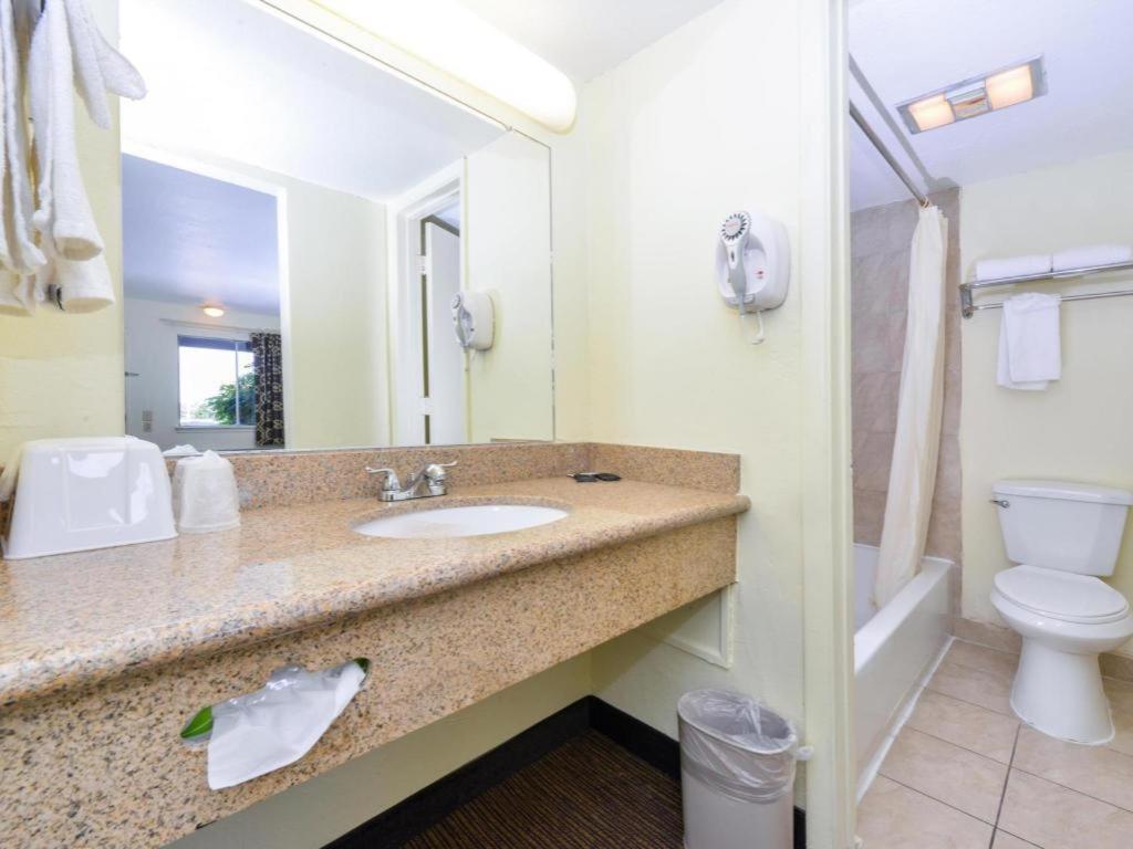Days Inn By Wyndham Albuquerque Northeast Экстерьер фото