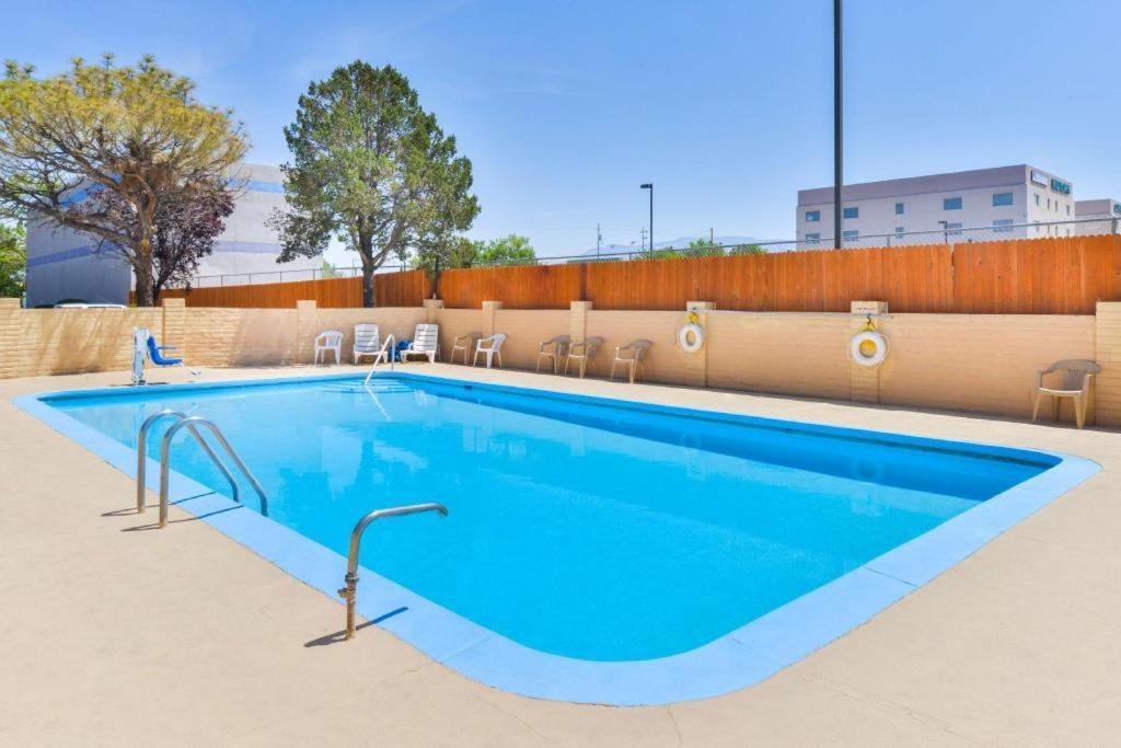 Days Inn By Wyndham Albuquerque Northeast Экстерьер фото